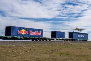 Red Bull-Athlet Dario Costa landet und startet vom fahrenden Zug