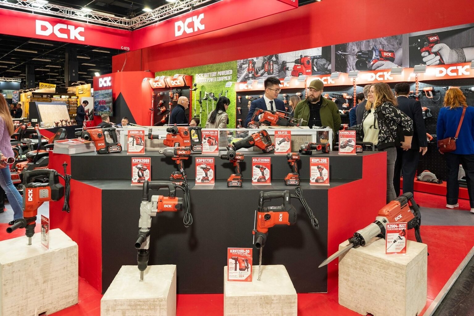 DCK präsentiert auf der EISENWARENMESSE 2026 sein erweitertes Portfolio an professionellen Elektrowerkzeugen und Outdoor-Equipment und stärkt damit sein Engagement auf dem europäischen Markt