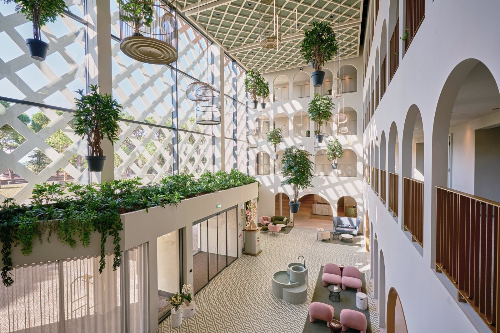 Lichtdurchflutetes Atrium des Cavallino Bianco Caorle – Venezia.