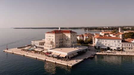 BO Hotel Palazzo Poreč: Geschichte und Meer an der istrischen Küste Das BO Hotel Palazzo in erster Meereslage im historischen Stadtkern von Poreč, Istrien.